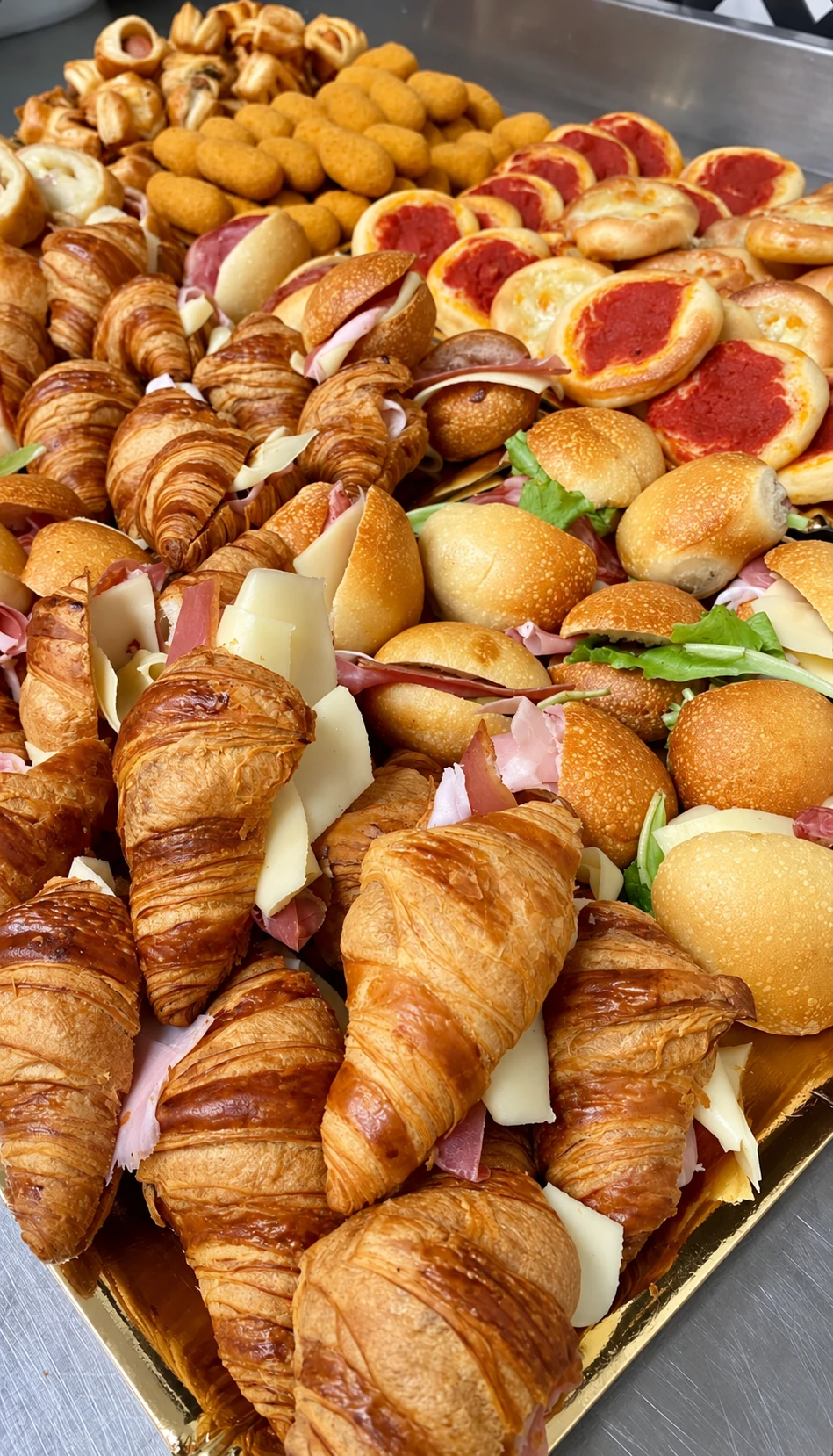 Assortimento salato Delice: cornetti e panini farciti, pizzette e sfizi da aperitivo