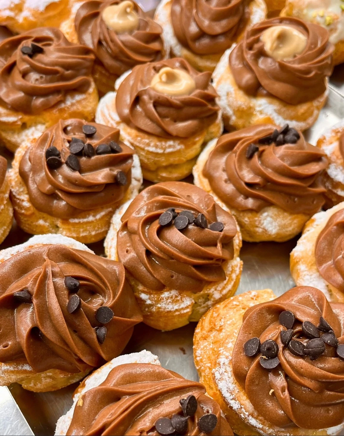Pasticcini Delice con crema al cioccolato e gocce di cioccolato